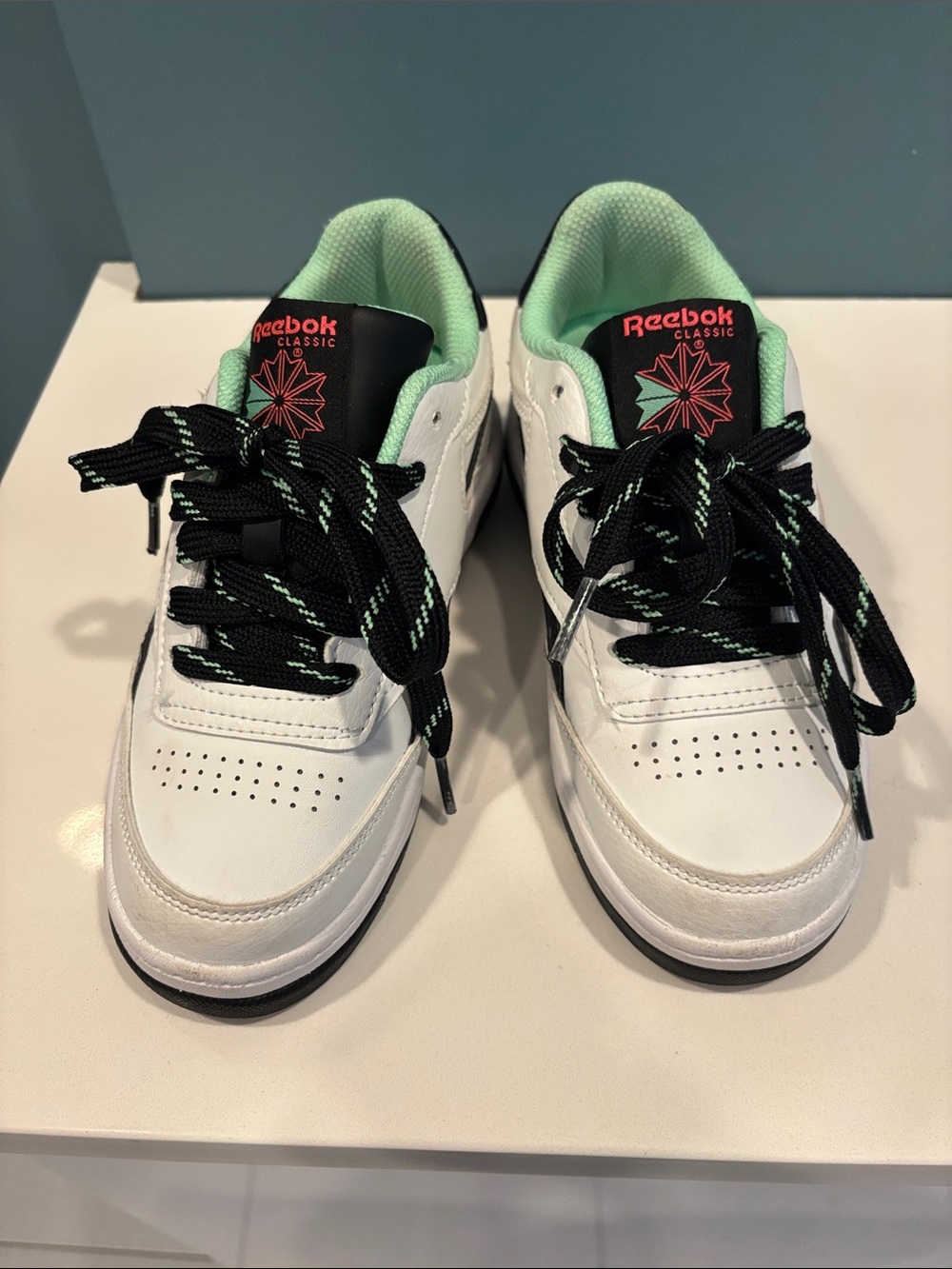 Reebok Heelys Kids White Sneakers with Mint Lining and Black Laces- size 2